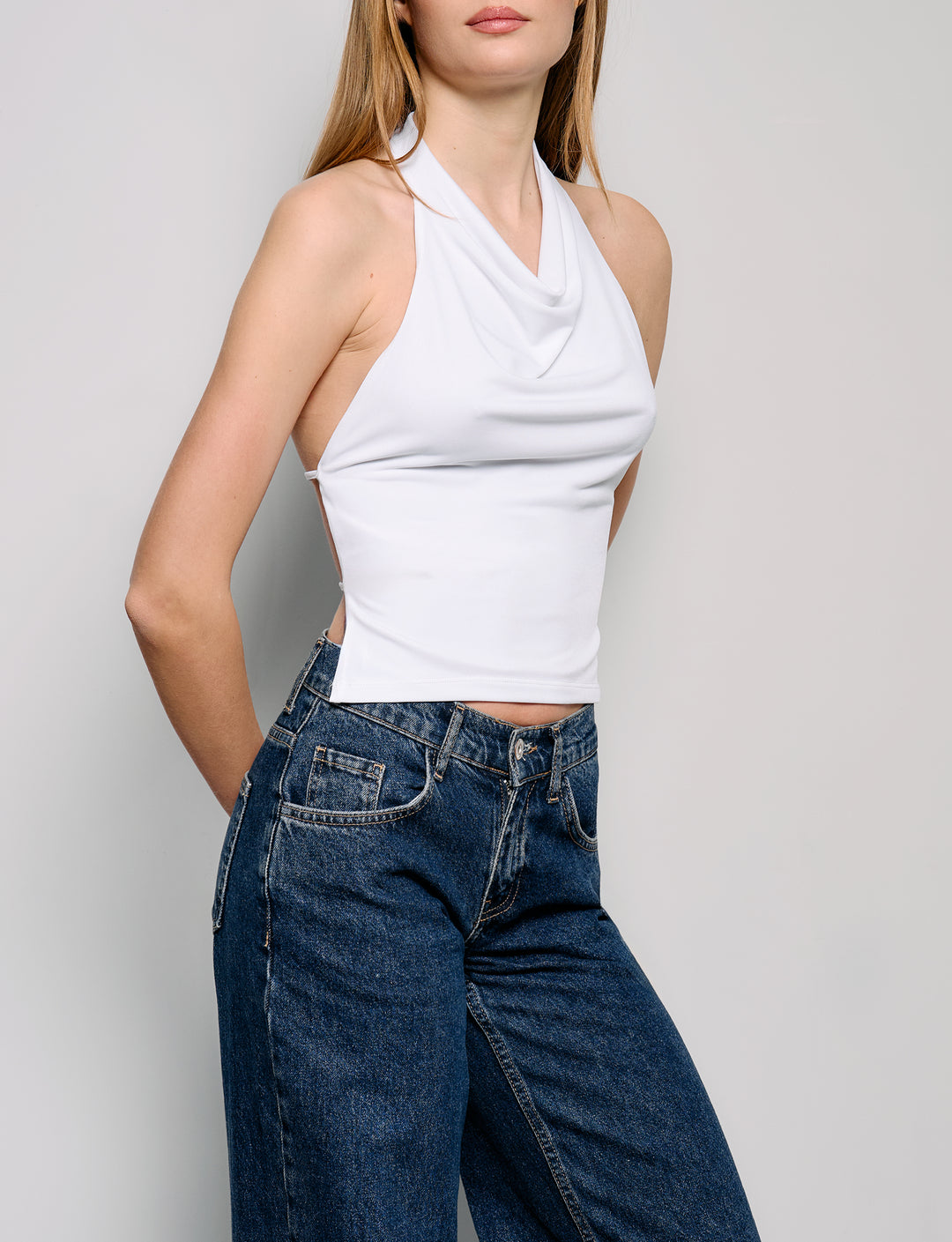 Top bianco con scollo morbido e schiena scoperta