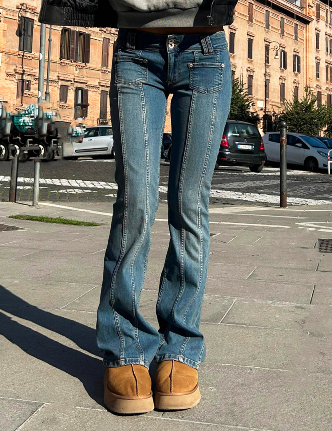 Jeans a zampa con doppio bottone