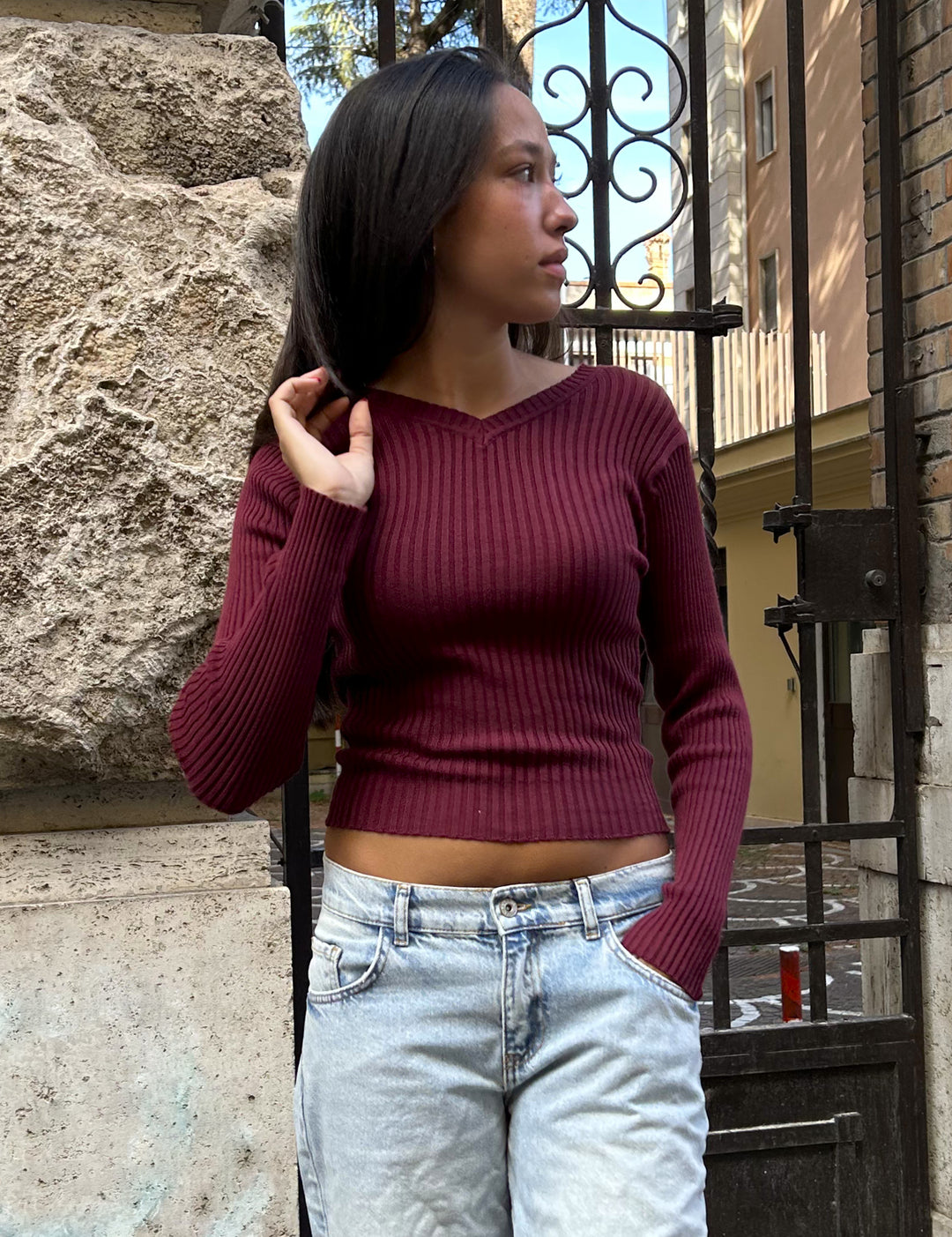 Maglia a costine con scollo a V