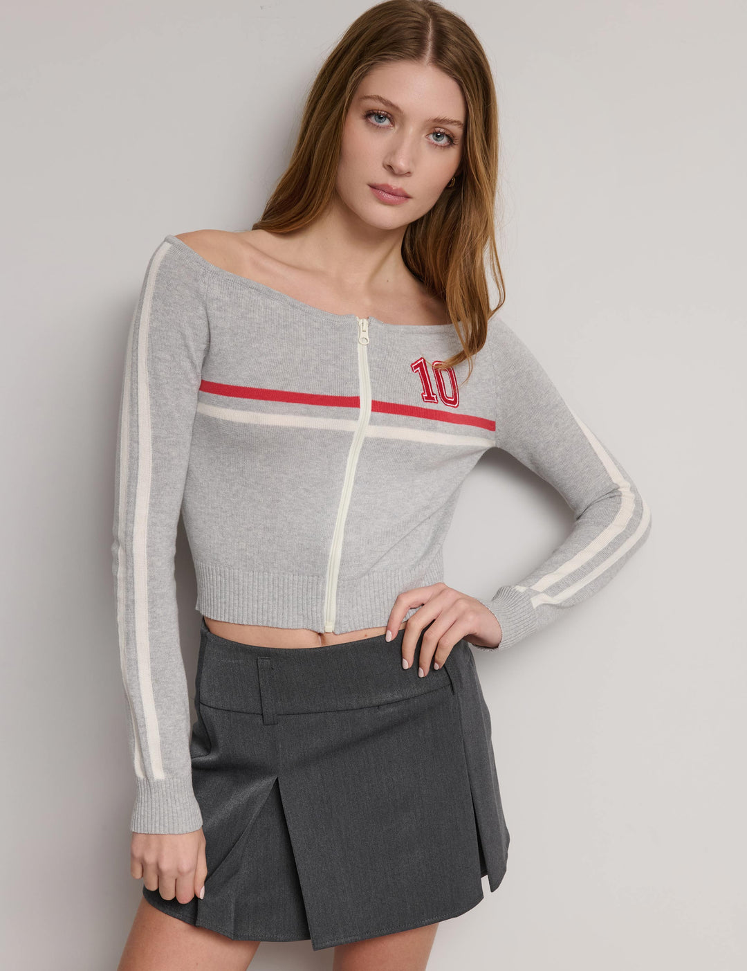 Maglia con zip e ricamo