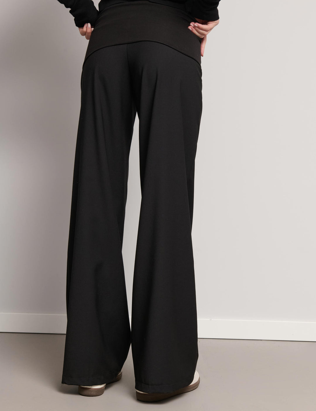 Pantalone flare con risvolto in vita