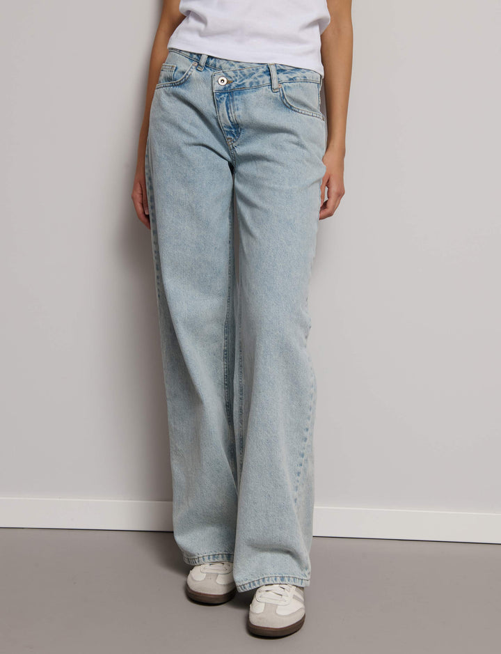 Jeans vita asimmetrica