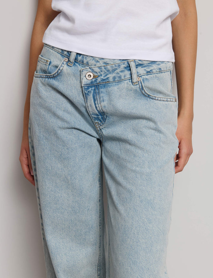 Jeans vita asimmetrica