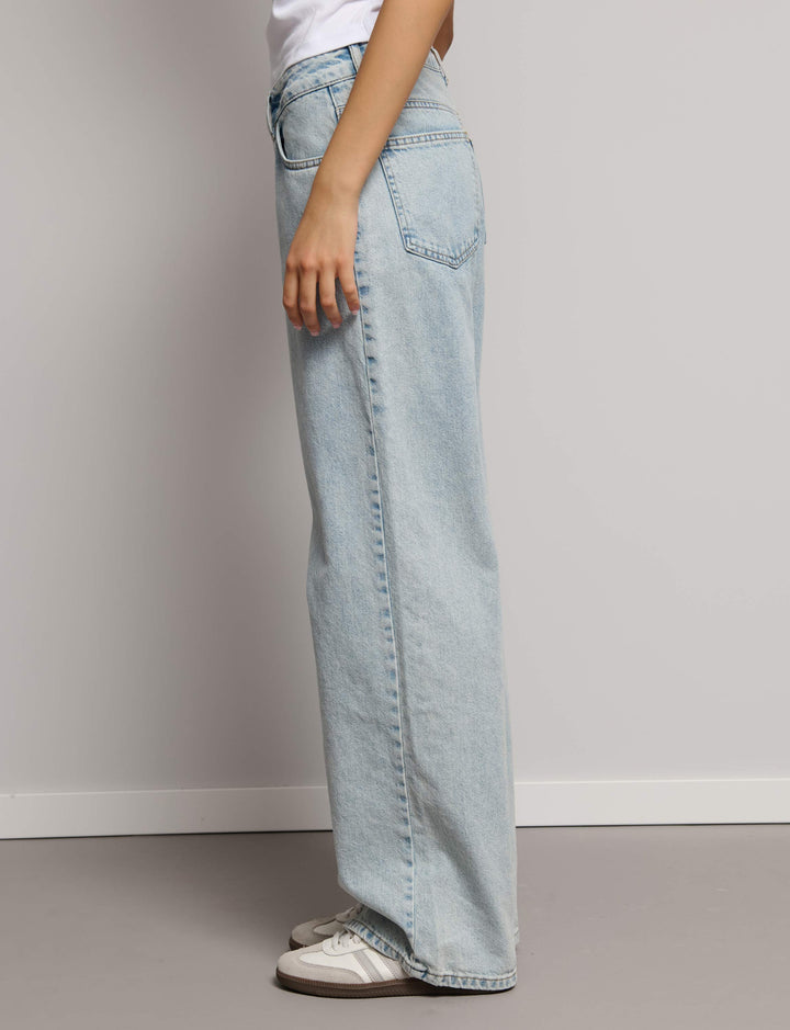 Jeans vita asimmetrica