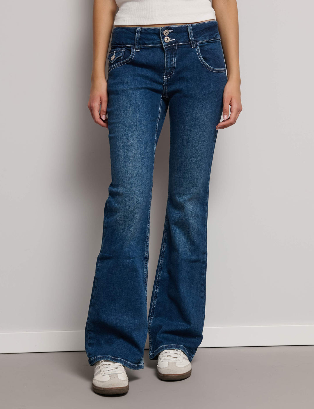 Jeans a zampa con doppio bottone