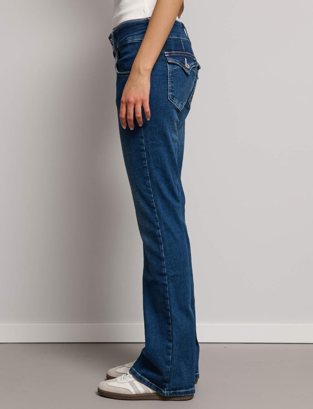 Jeans a zampa con doppio bottone