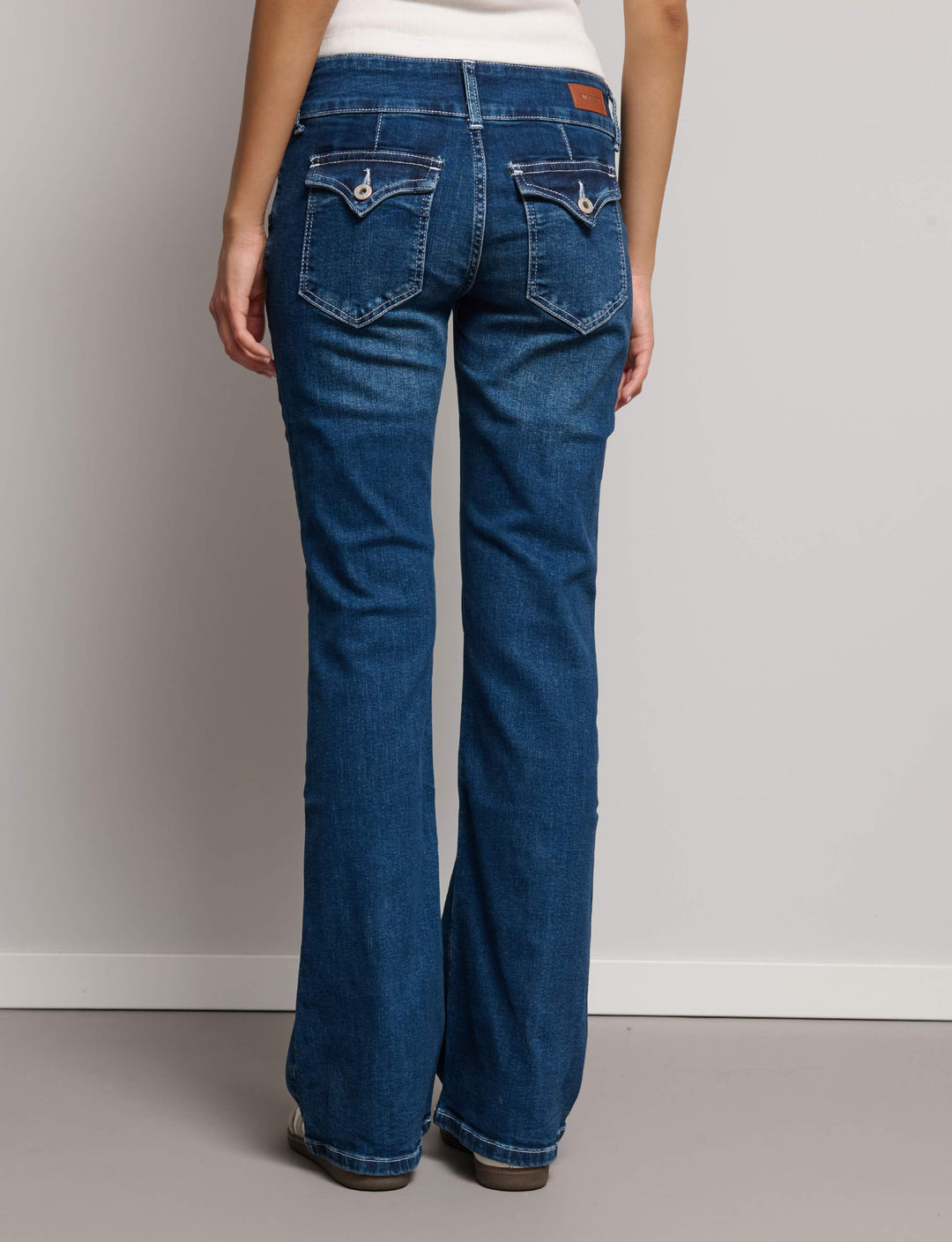 Jeans a zampa con doppio bottone