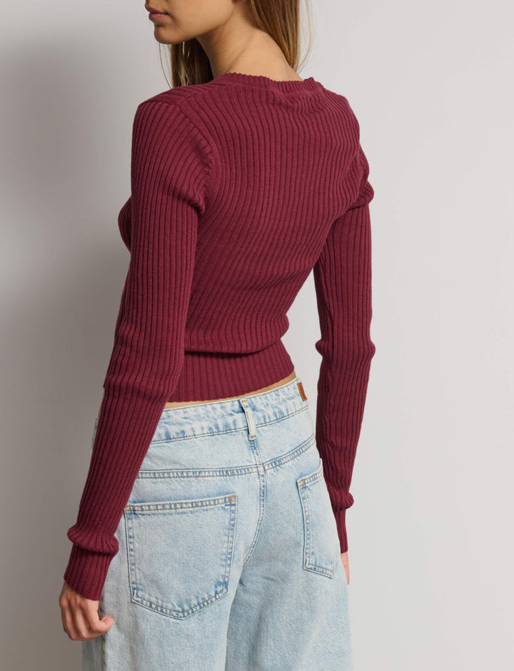 Maglia a costine con scollo a V