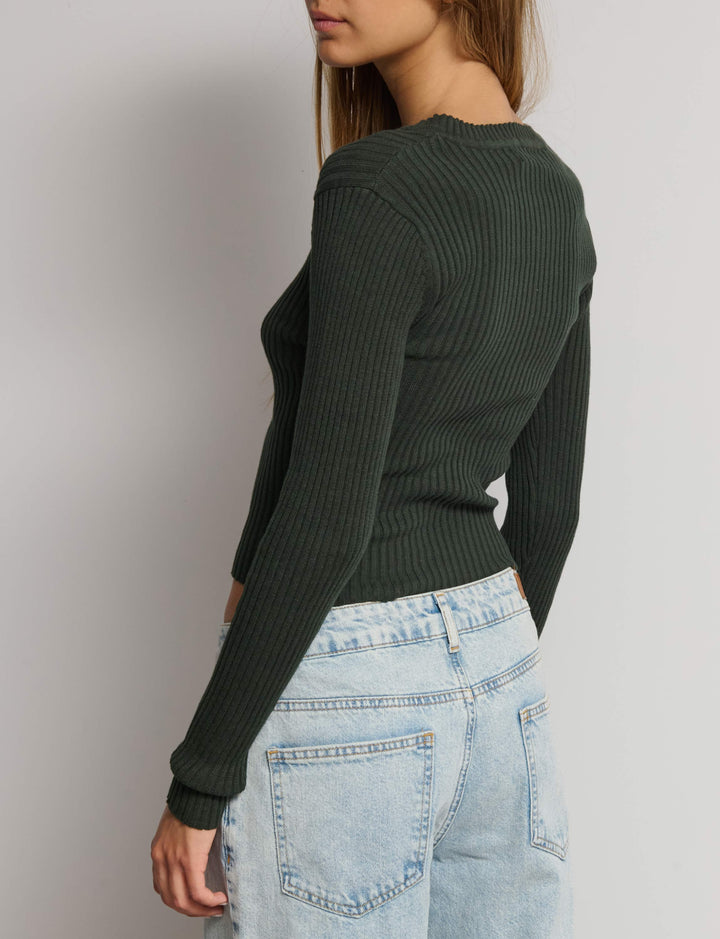 Maglia a costine con scollo a V