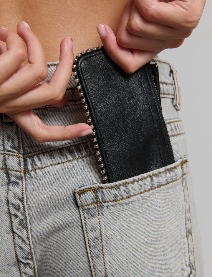 Portacarte in finta pelle con borchiette