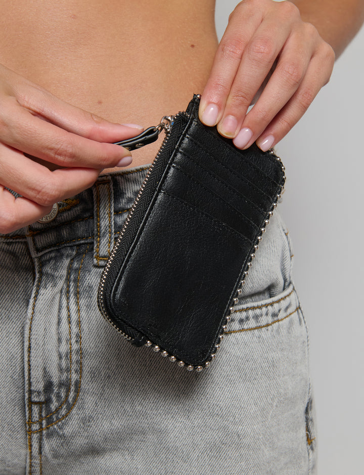 Portacarte in finta pelle con borchiette