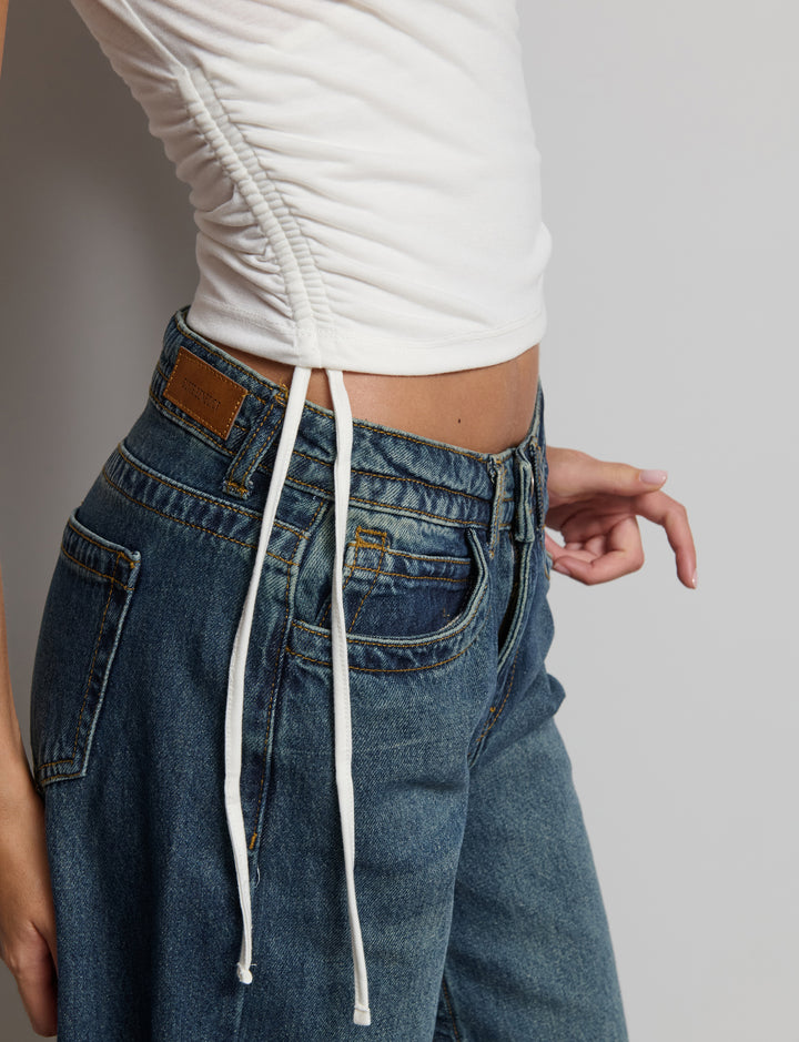 Top manica corta con scollo incrociato e arricciatura sui fianchi