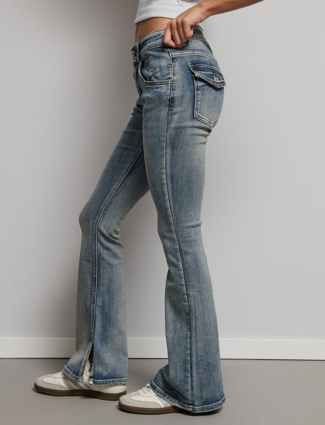 Jeans a zampa con doppio bottone