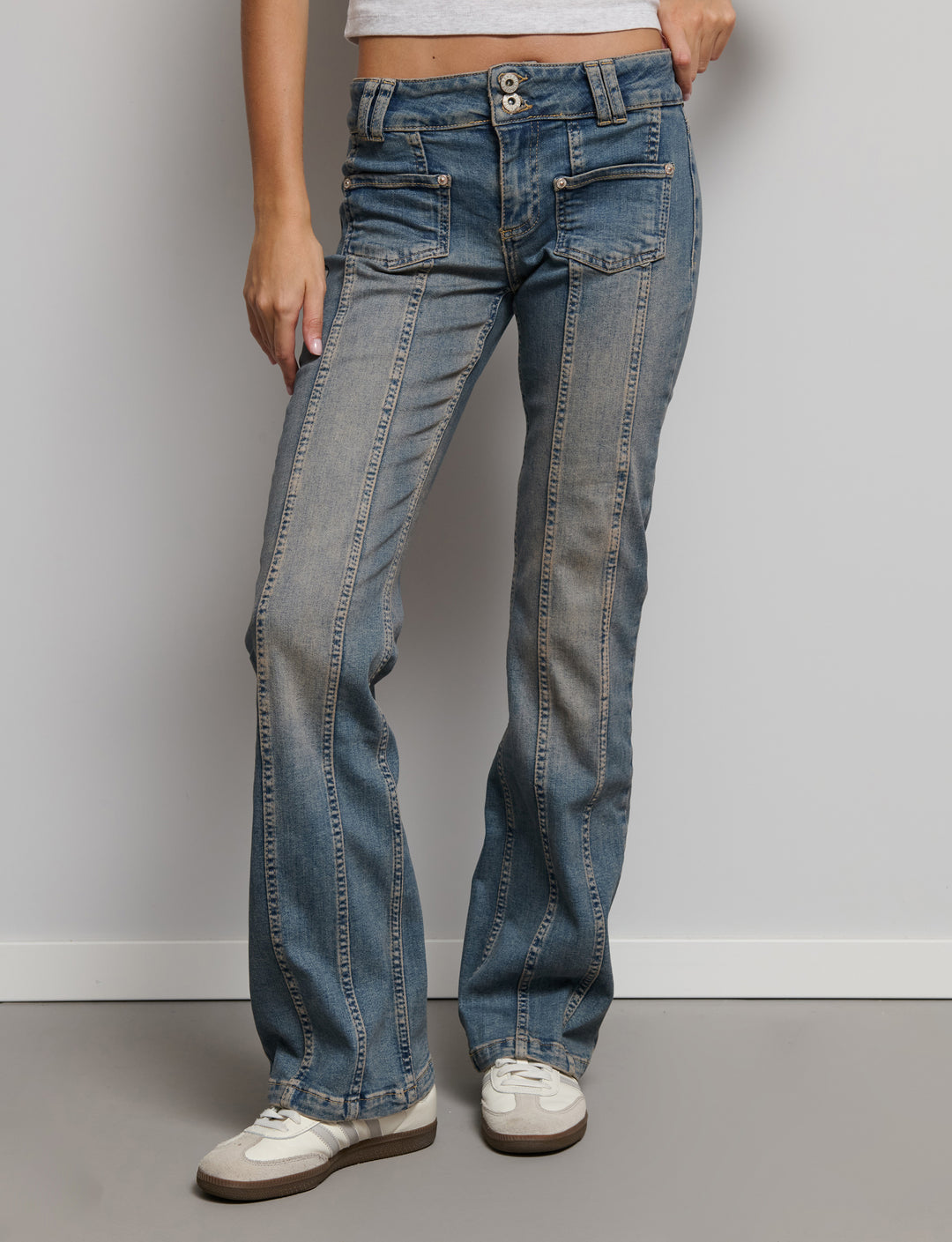 Jeans a zampa con doppio bottone