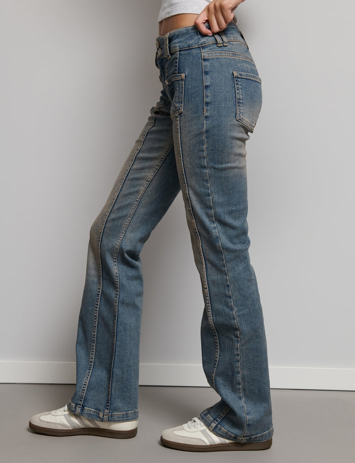 Jeans a zampa con doppio bottone