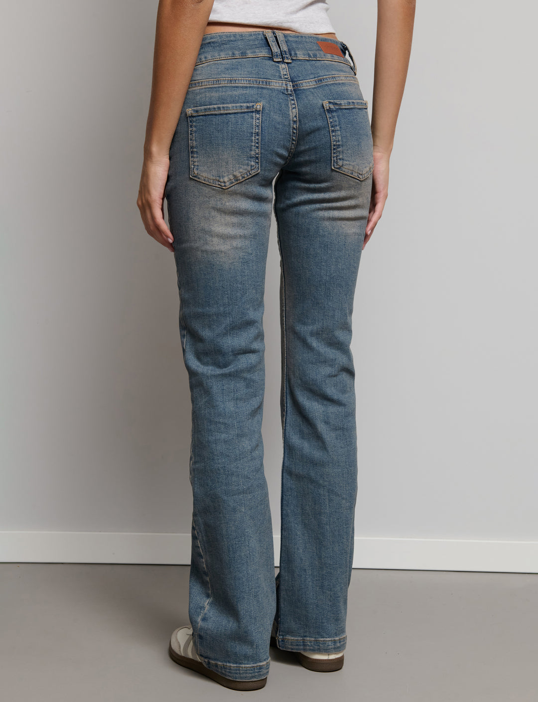 Jeans a zampa con doppio bottone