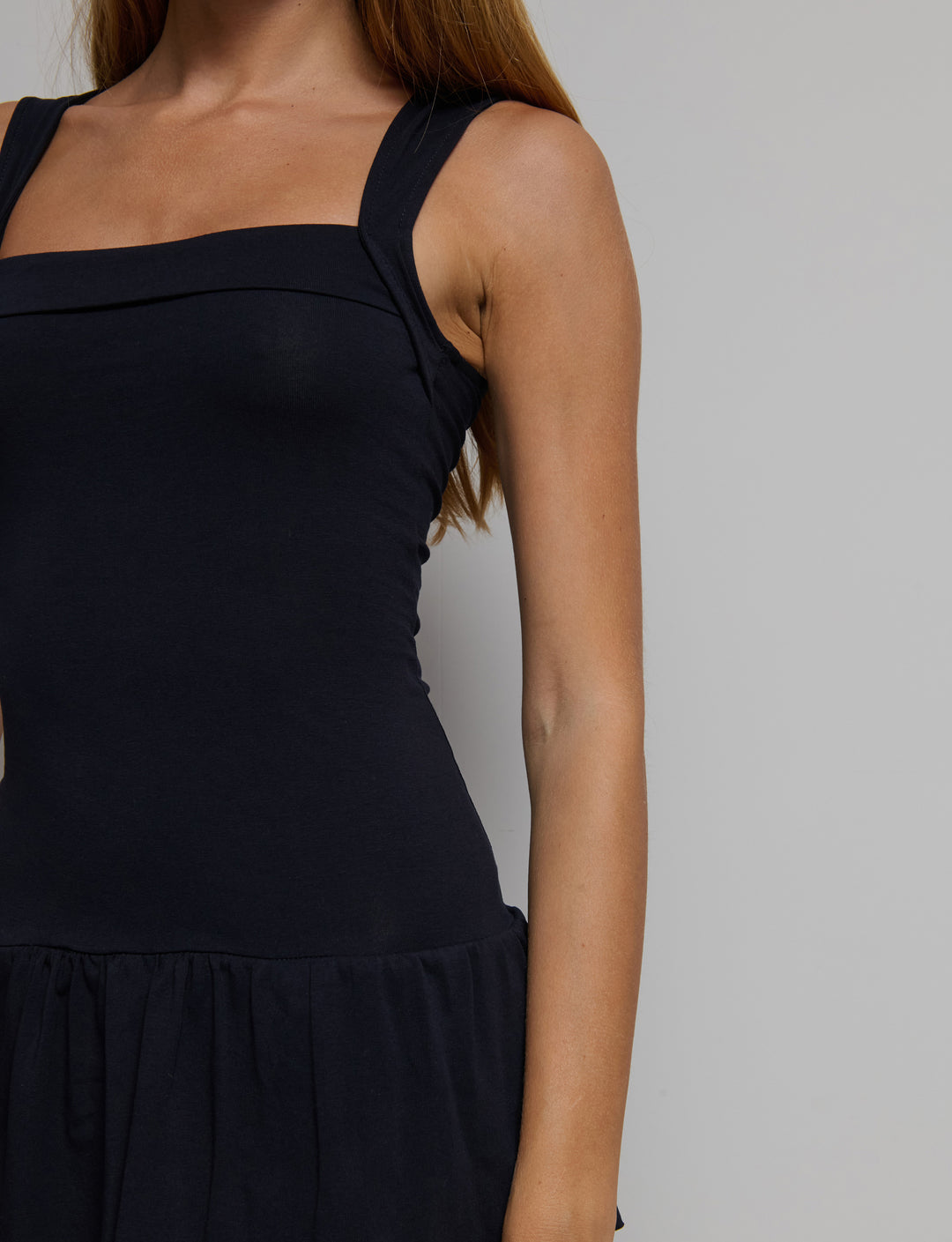 Abito con gonna a balze