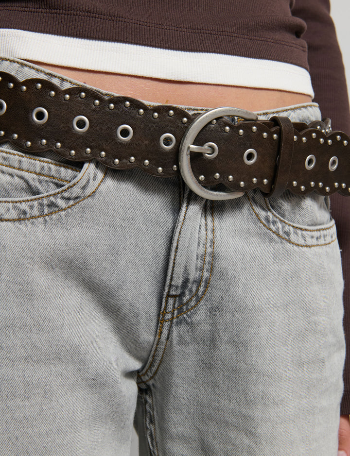 Cintura in finta pelle con borchiette