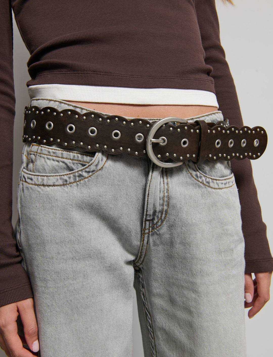 Cintura in finta pelle con borchiette