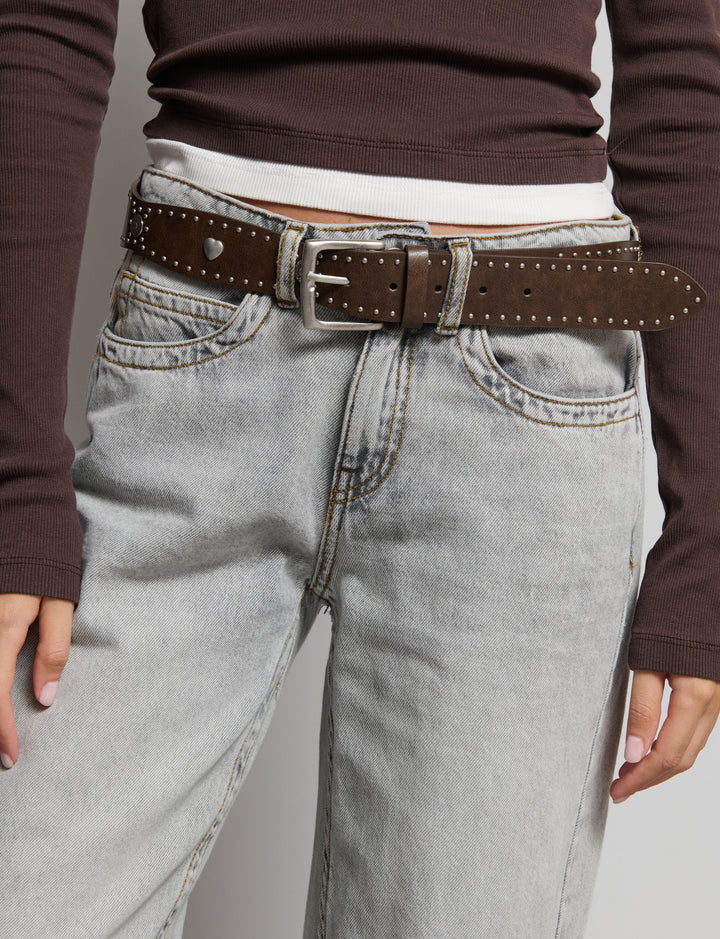 Cintura in finta pelle con borchie stella e sole