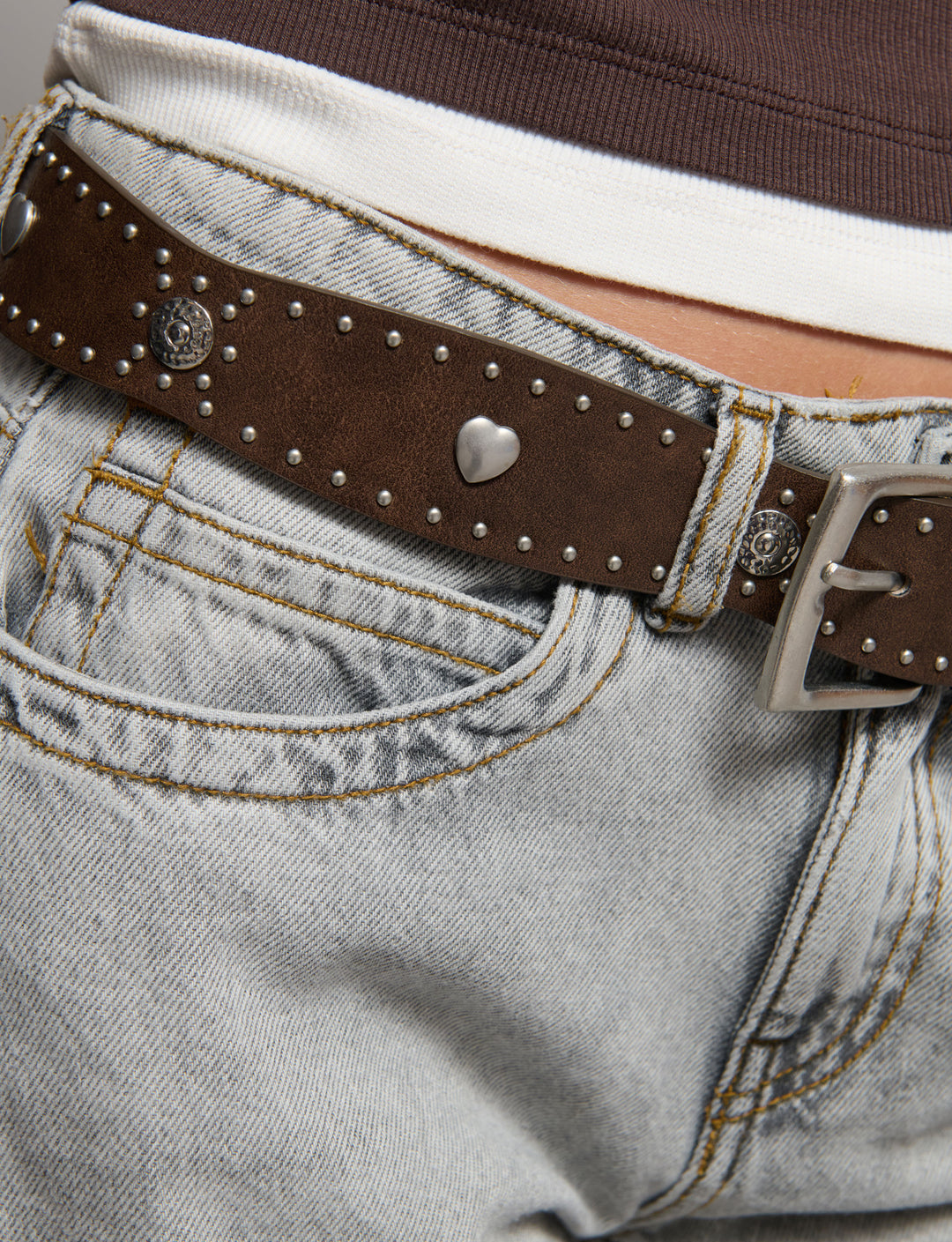 Cintura in finta pelle con borchie stella e sole