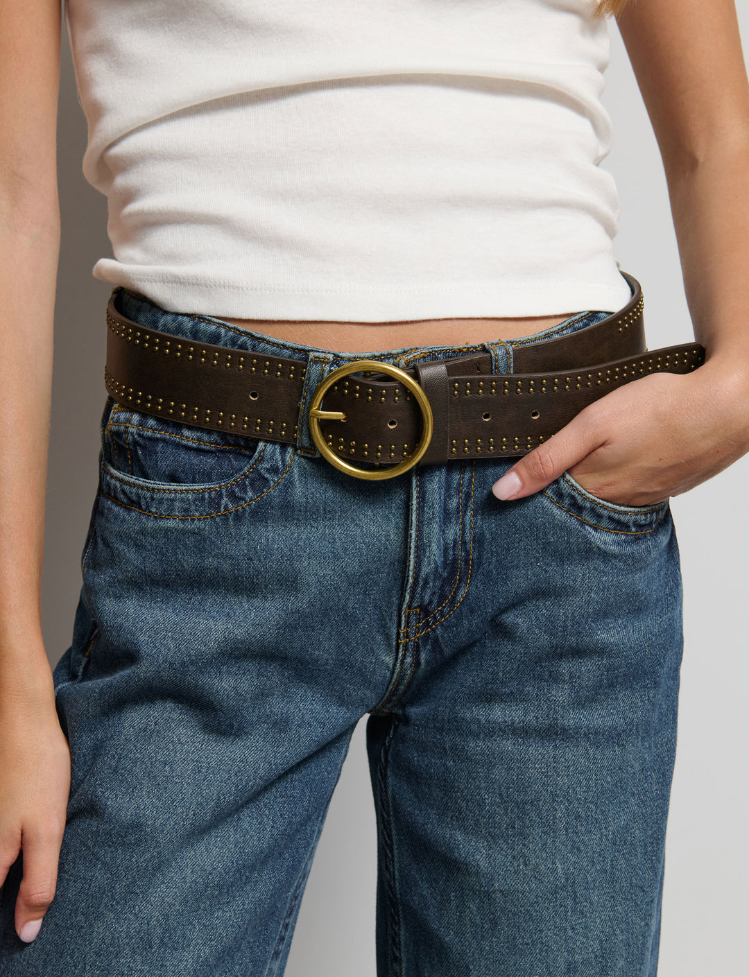 Cintura in finta pelle con borchiette