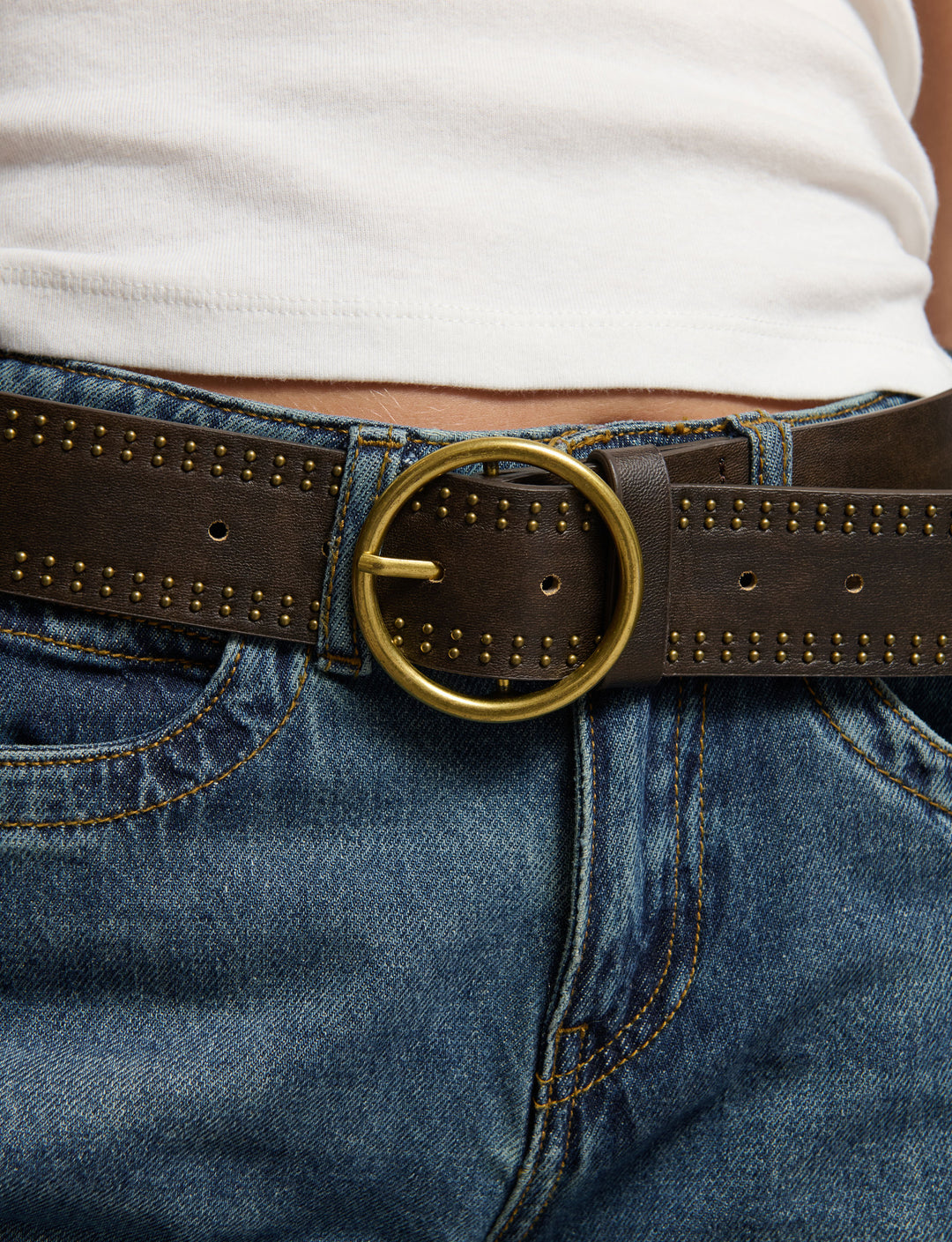 Cintura in finta pelle con borchiette