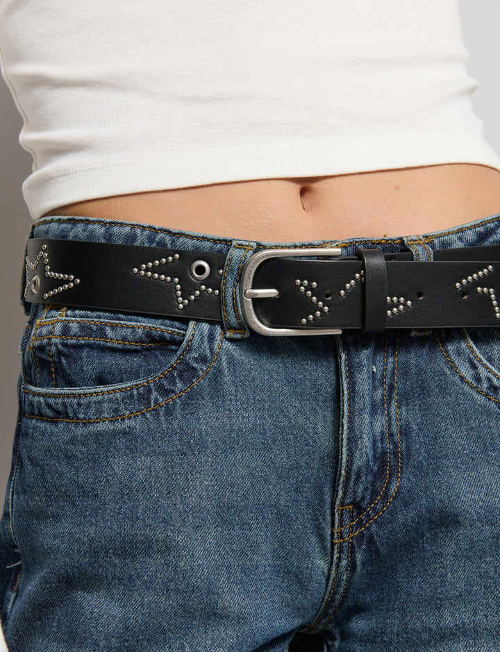 Cintura in finta pelle con stelle borchiate