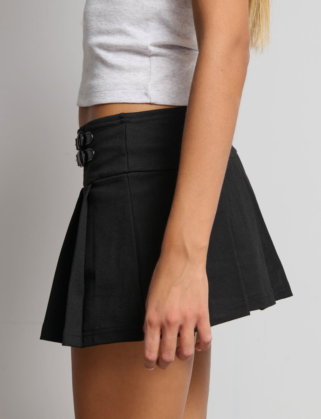 Skort a pieghe con fibbie