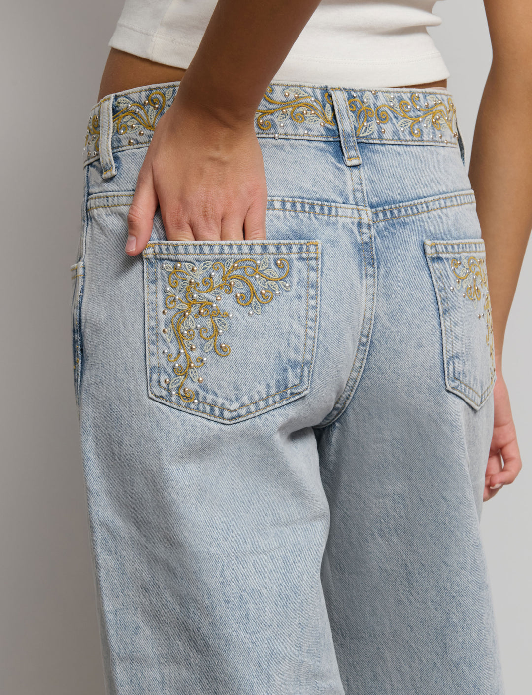 Jeans con ricamo