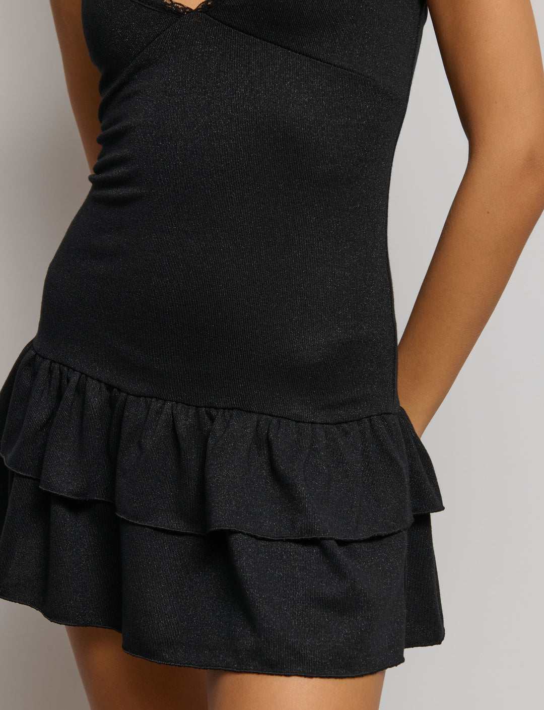 Abito bretelline con gonna a balze