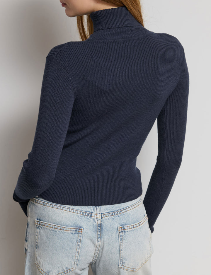 Maglia a costine collo alto