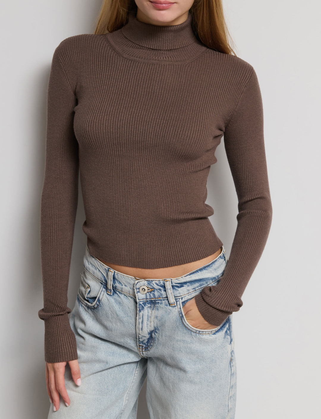 Maglia a costine collo alto