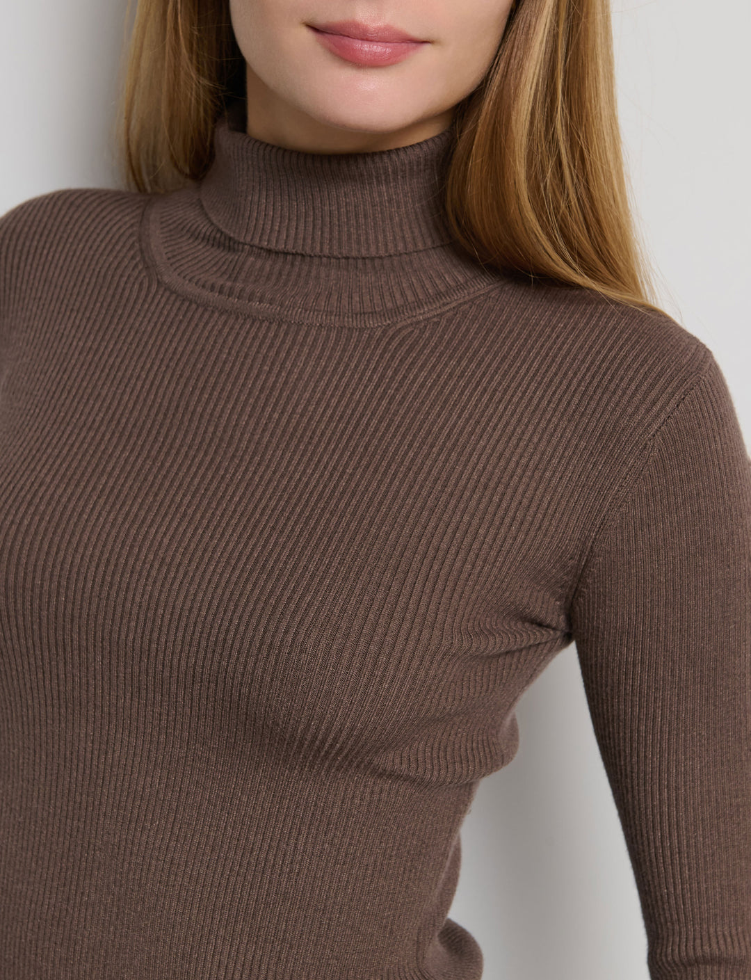 Maglia a costine collo alto