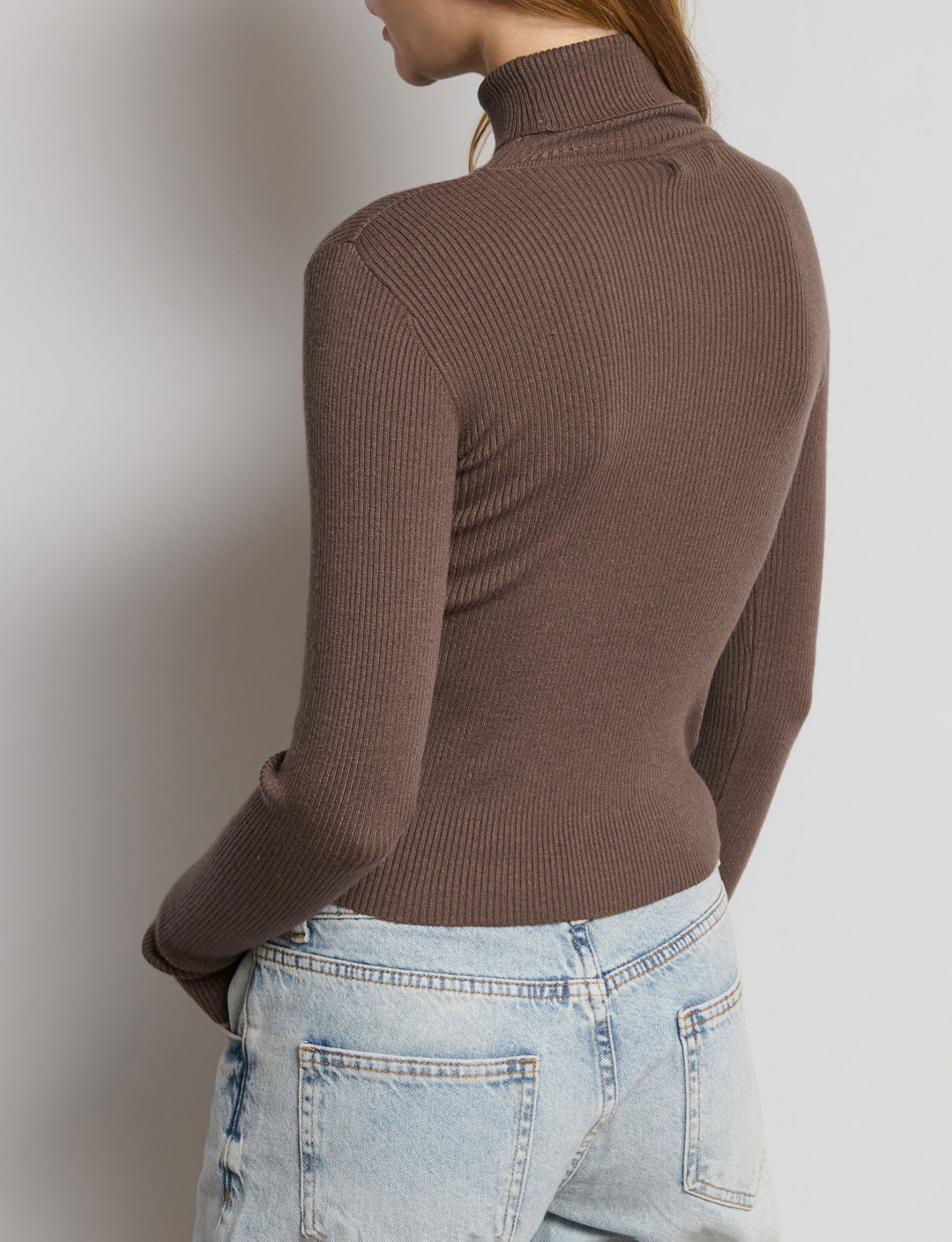 Maglia a costine collo alto