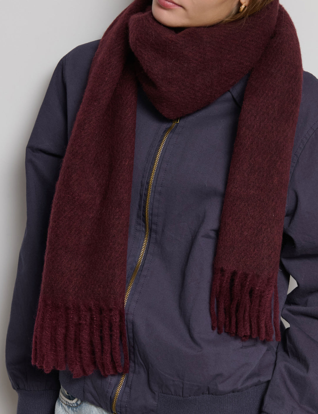 Sciarpa tinta unita con frange