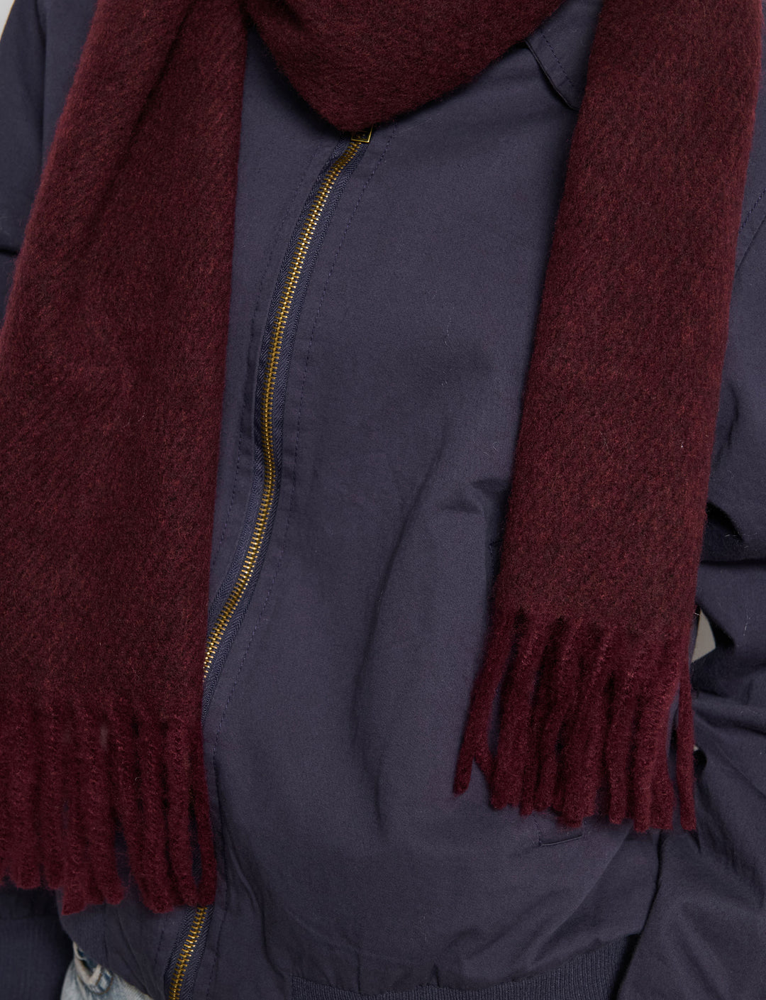 Sciarpa tinta unita con frange