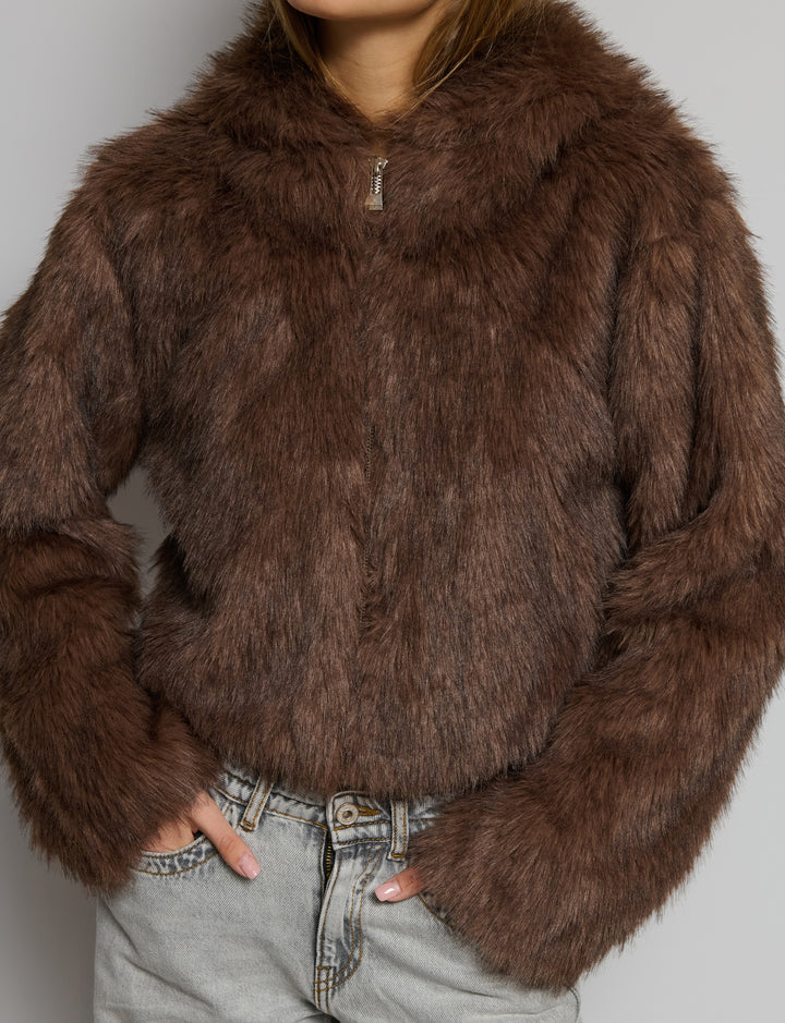 Giacca effetto pelliccia con cappuccio