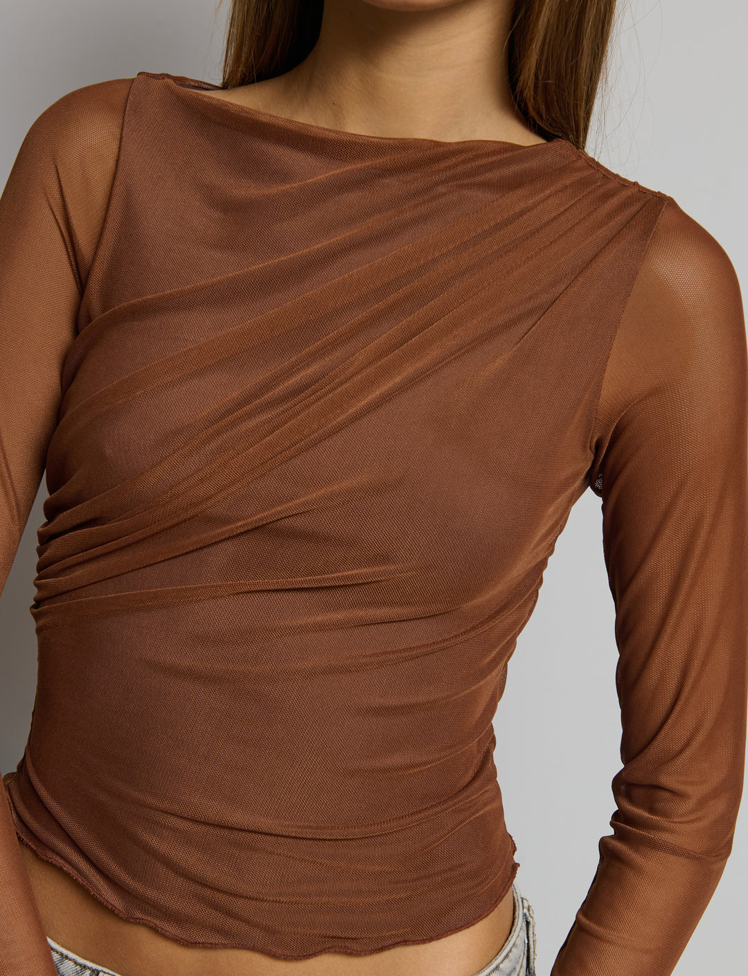 Top in rete con trasparenze