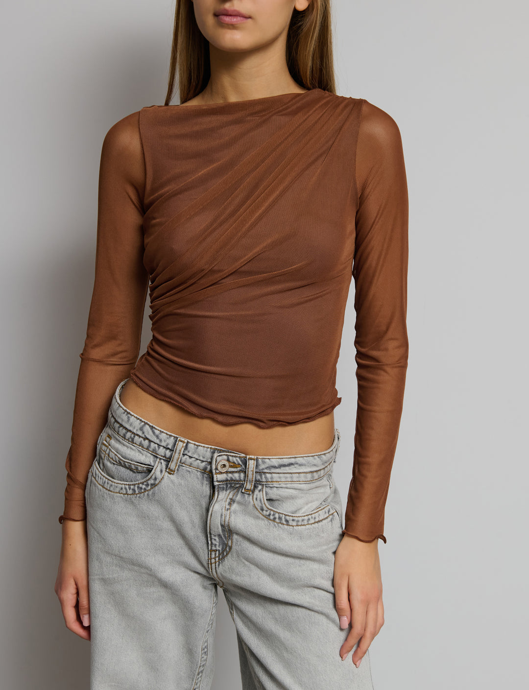 Top in rete con trasparenze