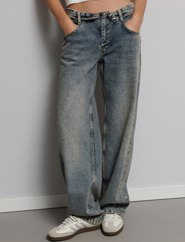 Jeans dritto con vita rigirata