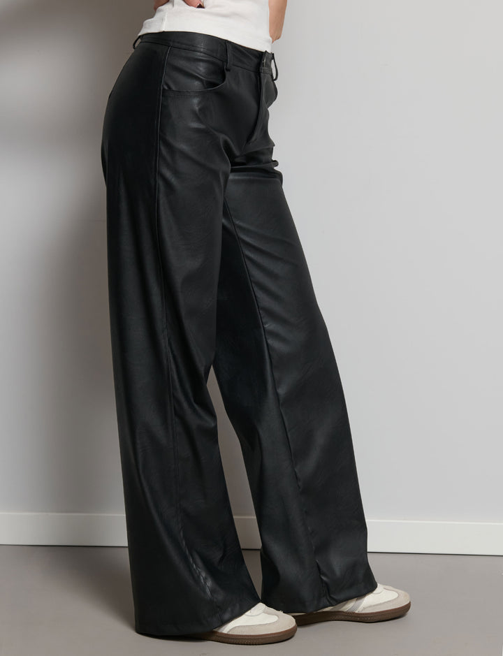 Pantalone in finta pelle