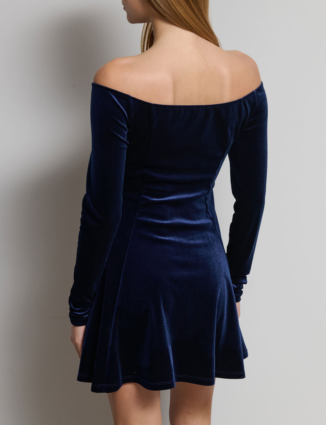 Abito offshoulder svasato in ciniglia