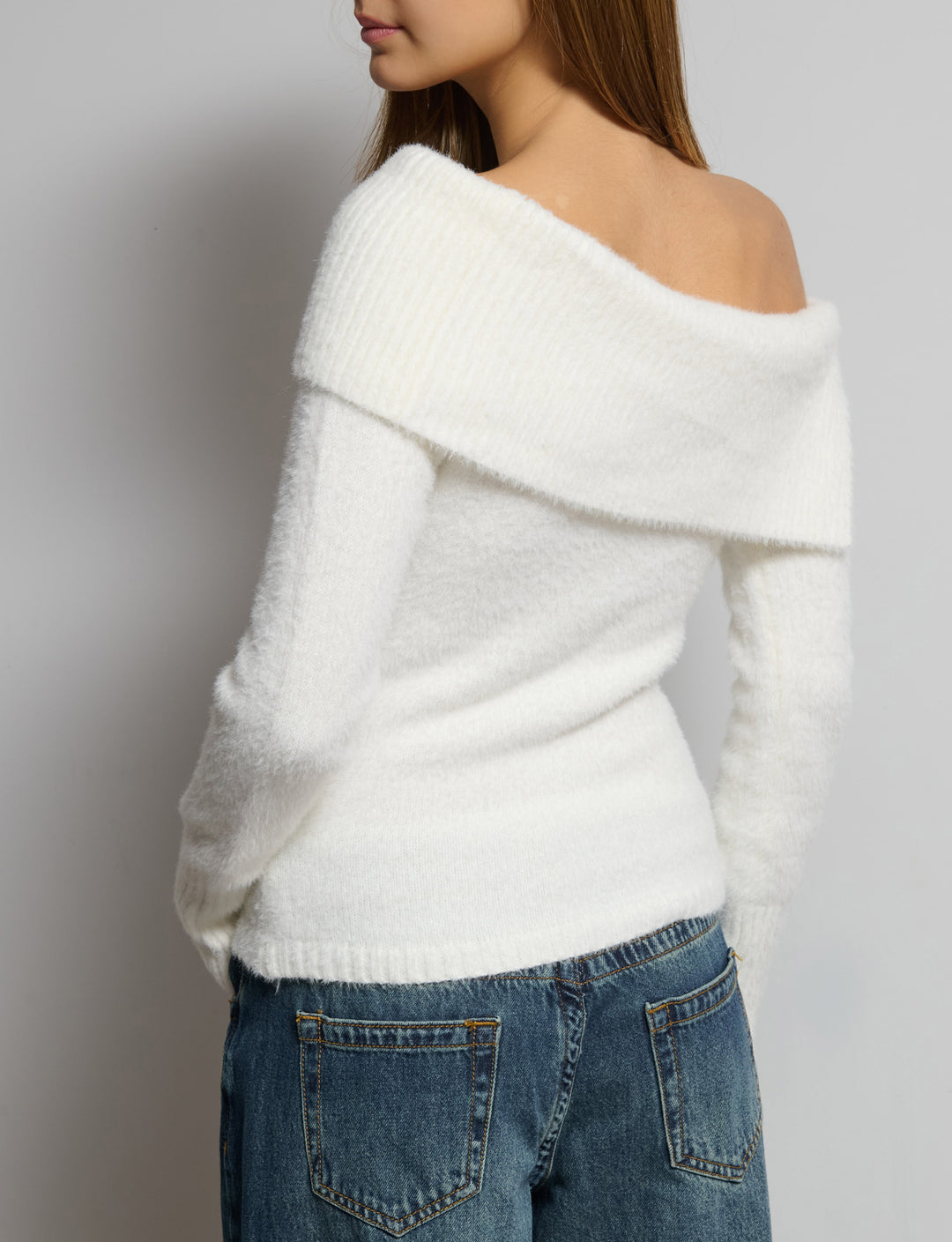 Maglione effetto pelo off-shoulder