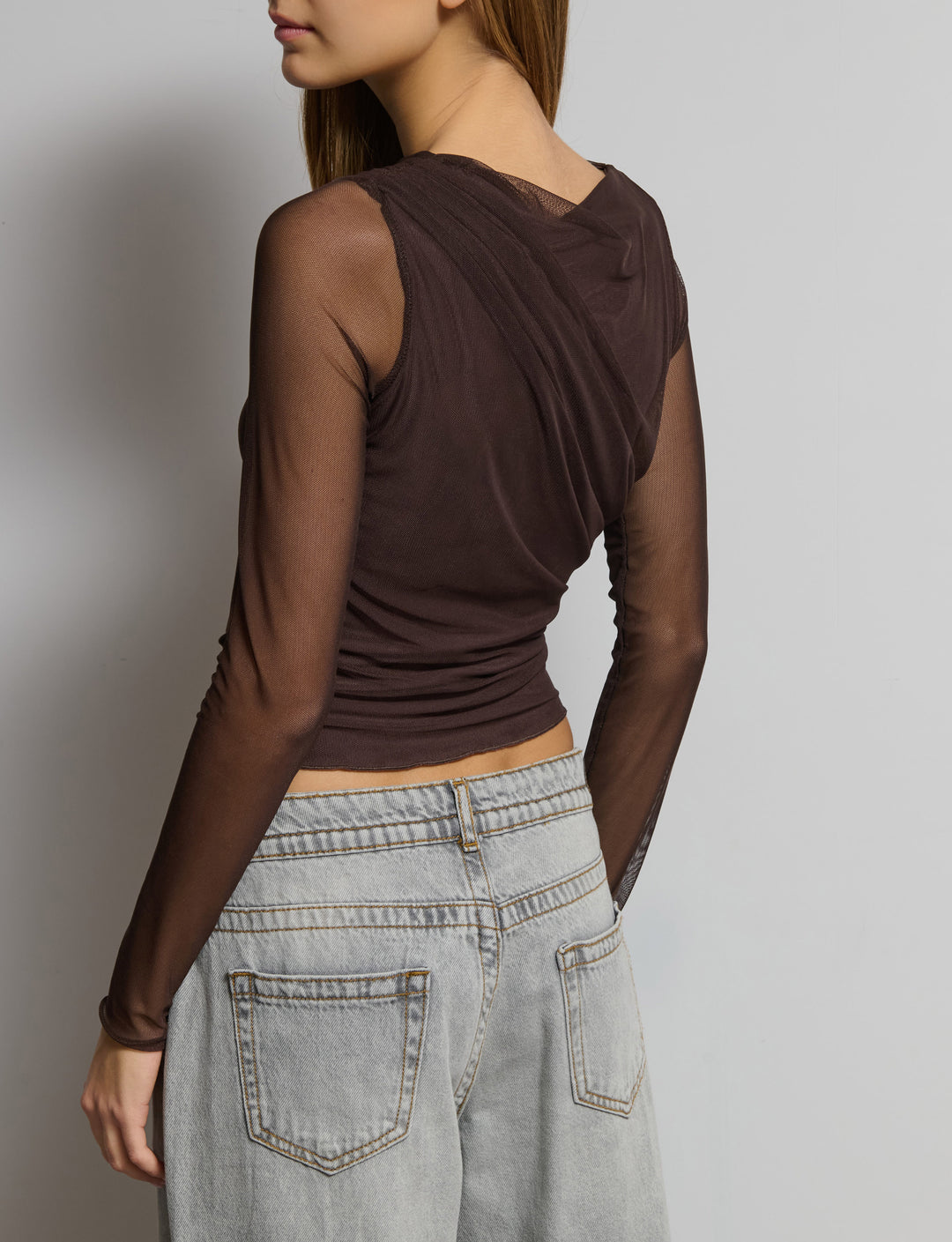 Top in rete con trasparenze