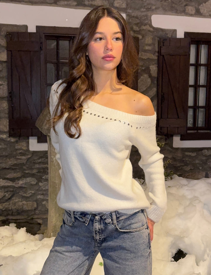 Maglione off-shoulder con borchie
