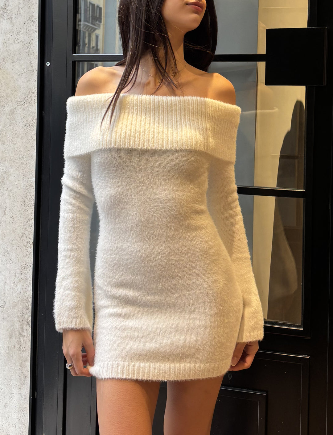 Abito in maglia effetto pelo off-shoulder