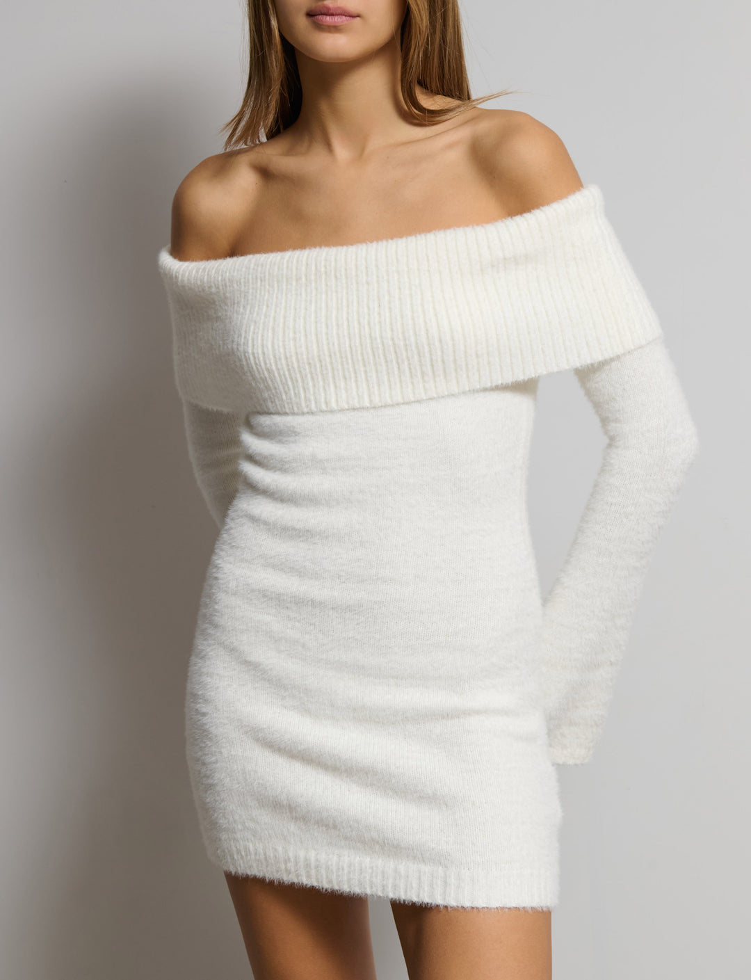 Abito in maglia effetto pelo off-shoulder