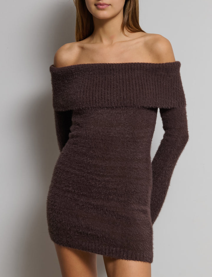Abito in maglia effetto pelo off-shoulder