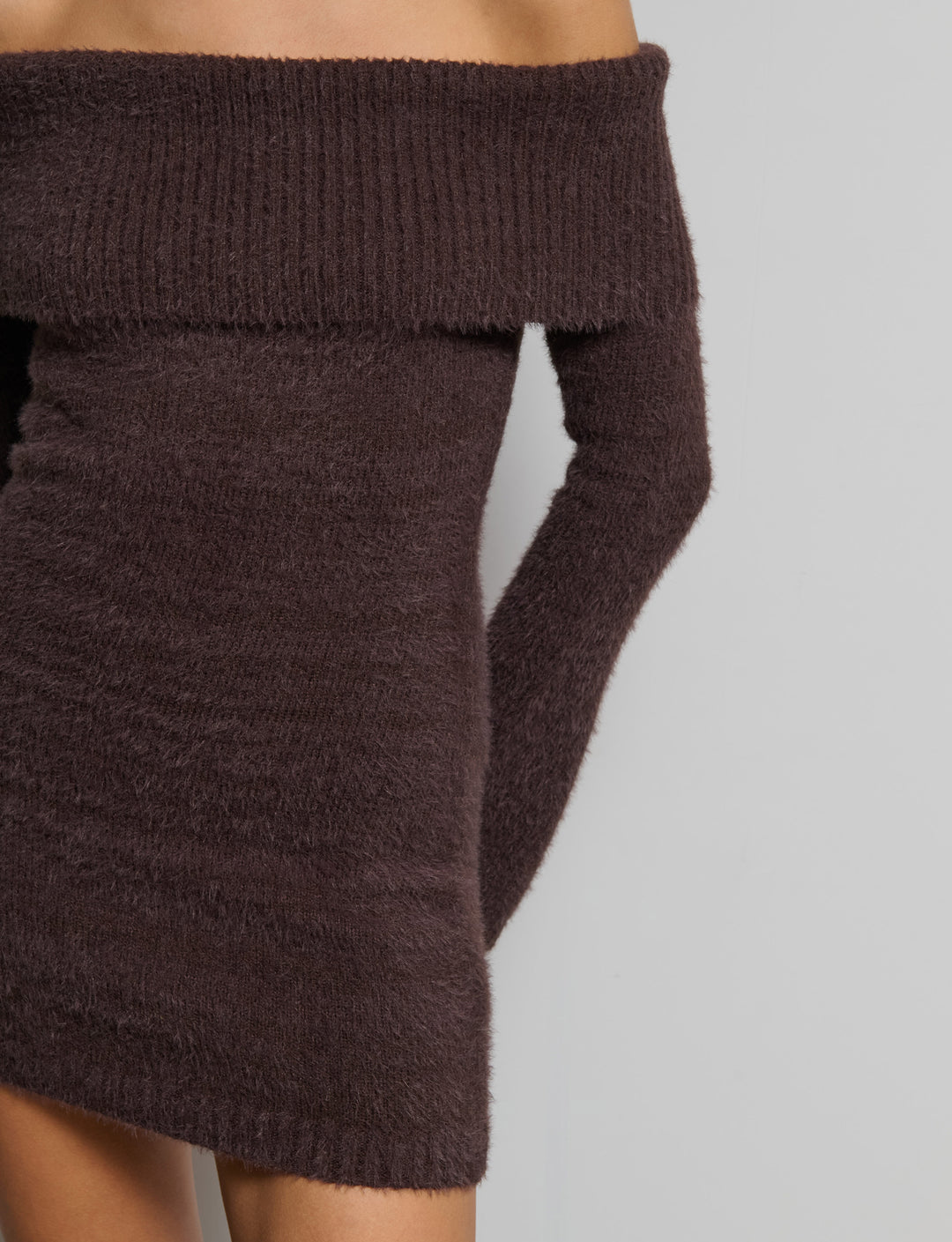 Abito in maglia effetto pelo off-shoulder